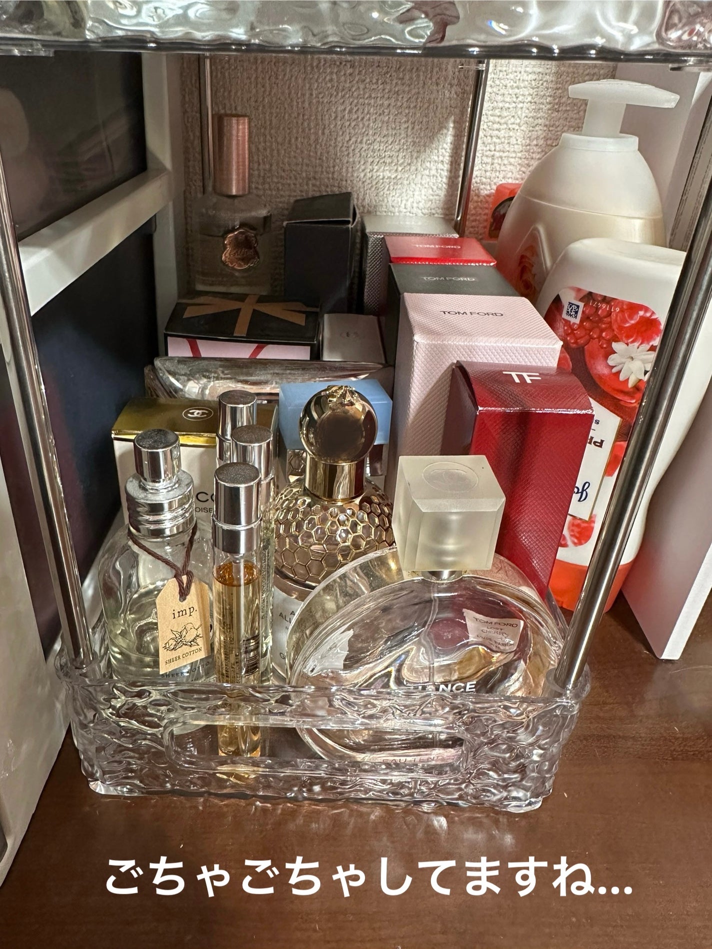 ゆり@フォロバ100 on LIPS 「寝室のタンスの上に香水、ボディケア用品、美顔器、細々した化粧品..」(2枚目)