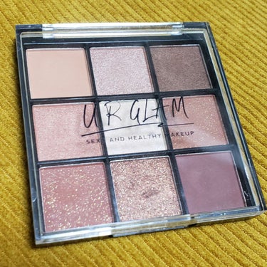 UR GLAM　BLOOMING EYE COLOR PALETTE

なんか一個目の色の方。
ド田舎のダイソーで初めて見た…ほんとに存在するんだなこれ…。

マットカラーの発色はまあまあまあ薄付き。
