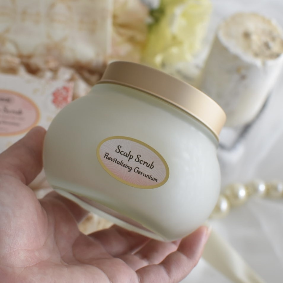 ヘッドスクラブ リプレニッシング
⁡
何度も購入している大大好きな商品💕
シャンプー前に使用し、頭皮マッサージ
して洗い流すとスッキリ✨

サラツヤ髪になれるのでほーんとおすすめ‼️

新作💐リプレニッシング／ゼラニウム
良い香り𓂃☺