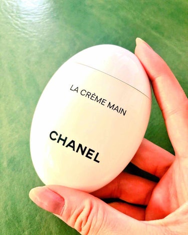 ♡CHANEL ラ・クレーム・マン

「卵ハンドクリーム」で話題のラ・クレーム・マンを友人からプレゼントで頂きました( ¨̮ )

香りは上品なフローラルで男女問わず万人受けしそう✲ﾟ.*
テクスチャー