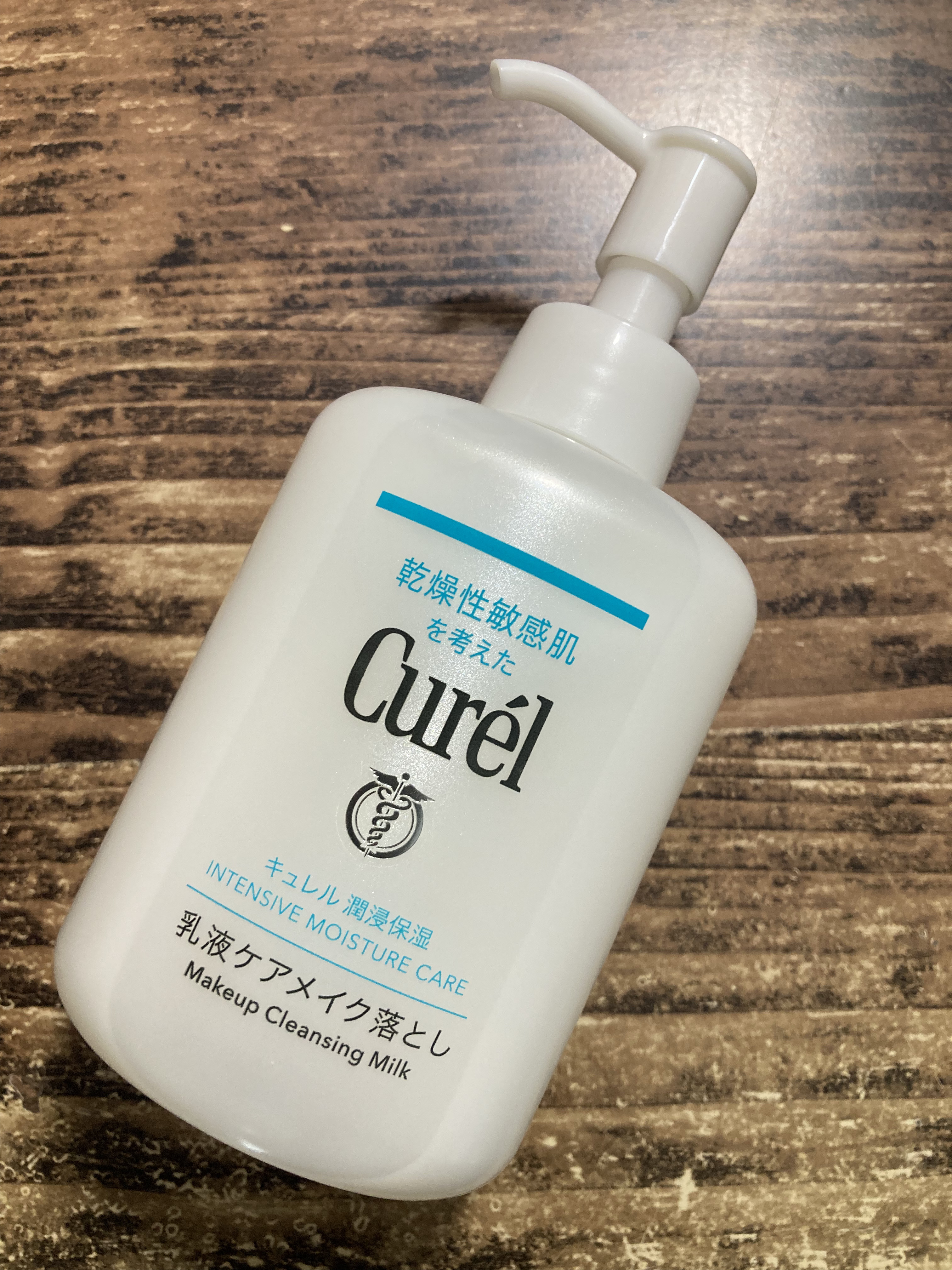 キュレル/潤浸保湿 乳液ケアメイク落とし

予想よりもテクスチャーが緩めでした。
コットンの上にのせるというより、染み込ませて使うかんじです。

保湿という点では悪くないと思いますが、
このメイク落とし方法を毎回やっていると、
肌への摩擦ダ