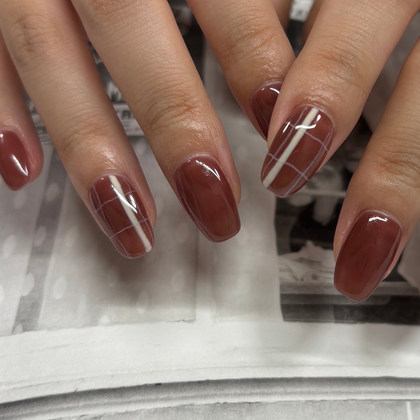 夏美🍉フォロバ on LIPS 「【手描きのチェック×秋のレッドブラウン🦊📍】ベースカラーを深い..」(3枚目)