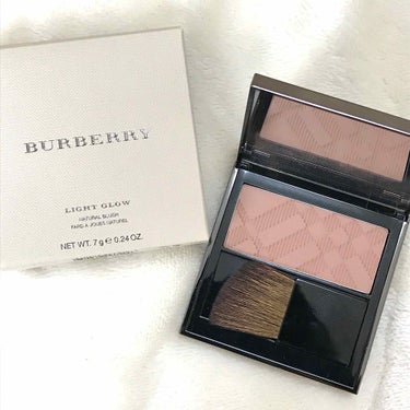 初のBURBERRY
ライトグロウ 07  アーシーブラッシュ

アイシャドウ好きとてはハッキリした色味のチークより、こういったヌード系なチークの方が使う機会が多いのだけれど、その中でもこれは特に多いか