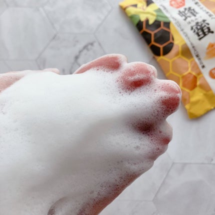 チョコのクチコミ「しっとり艶やかな美肌へ
ハチミツ+ローヤルゼリーエキス
●天然由来の保湿ベール【ハチミツ】。.....」(2枚目)