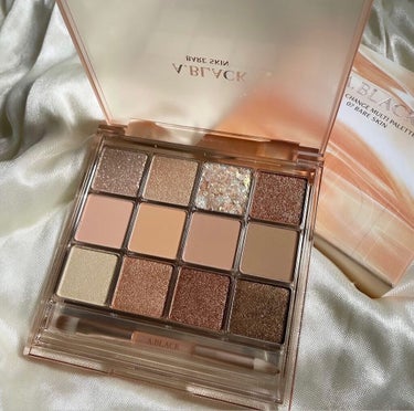 A.BLACK
CHANGE MULTI PALETTE 07 BARE SKIN

全体的にニュートラルカラーでイエベ春の方におすすめしたい構成の12色アイパレット✴︎

上段⇢グリッター､ラメ
中段