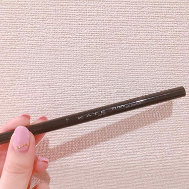 KATE レアフィットジェルペンシル✏️
お値段1,100円💰
色はBR-1 ダークブラウンなカラーです😊✨

こちらは、インラインを引くのに購入しましたが、めちゃくちゃ描きやすいし落ちにくいし、本当にオススメです💕

参考に画像と動画を載せました！
4枚目の動画の通り、汗で湿った指(小声)でこすっても全然落ちませんよ✨

BR-1のカラーはこげ茶で、黒よりも柔らかい印象になります👀

ペンシルの質感は、柔らかいクレヨンみたいな感じで、粘膜に引いても痛くないし、その上、色もちゃんとついてくれます👀💕

わたしはインラインを引きつつそのまま目尻まで流してアイラインを完成させてます👀

リキッドアイライナーだとうまくアイラインを引けない方や、インラインをうまく引きたいという方にすごくオススメです(*´ω｀*)💓

⑅⑅⑅おまけ⑅⑅⑅
ちなみに、このペンシルの落ちにくいエピソードとして…
お店で手の甲に試しに描いて、そのまま落とすのを忘れ、何度かお手洗いなどで手を洗ったりしていたのにもかかわらず、家に帰っても手にクッキリと残っていてびっくりしました！(語彙力のなさ)

#KATE #ケイト #レアフィットジェルペンシル #アイライナー #ペンシル #インライン #アイラインの画像 その0