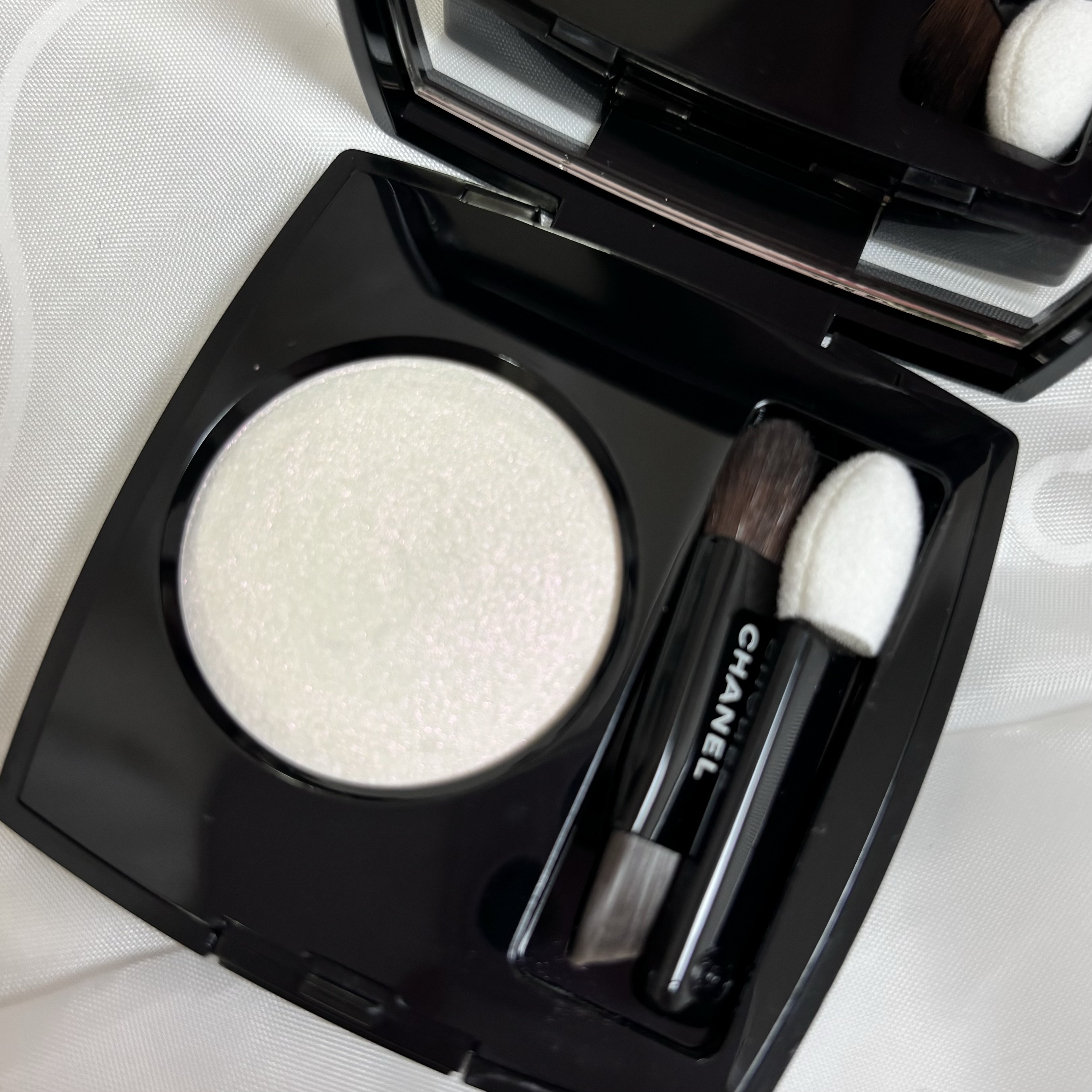 オンブル エサンシエル 220 ブラン ペール(サテン)/CHANEL/単色アイシャドウを使ったクチコミ（1枚目）