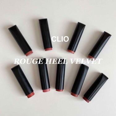 唇、腕、スウォッチ(太陽光)あり

CLIO ROUGE HEEL VELVETの9色レビューです

このリップはマットなのにとてもクリーミーで引っかかったりせずスルスルと塗れます！
唇のスウォッチを撮