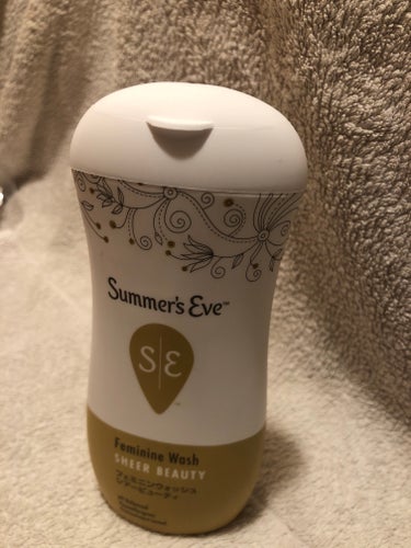 Summer's Eve
サマーズイブ
フェミニンウォッシュ 
シアービューティー


瓢箪のようなクビレのある容器は
手が濡れていても掴みやすいので
使いやすいと思います。
また、キャップも片手で開封し閉めるのもできるので
インバスケアとして、使い勝手が良い点は非常に高評価！

ただ、香りがあまり得意ではない。

めちゃくちゃフローラル系の香りなんですけど
なんというか、ちょっと強め？


また、とろみのあるテクスチャーは塗布しやすく
今のところ刺激もなく使えてます。

紫もそうだったけど、ここがこうだった！とかはないんですけど
やっぱりしばらく使い続けて、やめてみると『…あれ？』と思うような時が何度かあったりしてたし💦

黒ずみ対策にと黄色を買いましたが、臭いケアも出来てるといいなぁ⸜( ◜࿁◝ )⸝



 #私の上半期ベストコスメ2024  #春の紫外線対策  #目指せ毛穴レス肌  #推せる春色コスメ紹介  #好印象カラコン  #至高のツヤ肌レシピ  #自慢の溺愛デパコス  #褒められメイクテク  #自分映えヘアアレンジ  #マグで煌めくネイル動画 の画像 その0