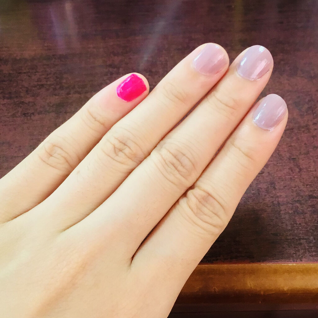 お湯で落とせるマニキュアです！
とっても可愛らしい03 MAGENTAと、
上品な06 PINK GRAYの2色です😍

私は最近のものの使い心地は知りませんが
ネイルを塗っている間の
"爪に蓋されて息できない感じ(？)"
がすごく不快で