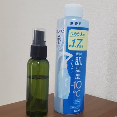 ビオレ 冷ハンディミスト 無香性詰め替え 200ml
ビオレ 冷シート 無香性

今年の夏お世話になったコンビ✌️
スプレーは外出先で、シートは帰宅後に大活躍🌟

シートは以前香り付きのものを使用していましたが
無香料のほうが個人的には好みでした︎👍
無香料といっても、スーっとした香り？はします。

スプレーはスプレー本体を店頭で見た時に
持ち運ぶにはデカくないか…？と思ったので、
敢えて詰め替え用を買って(コスパも良いし)
小さなスプレー容器に入れて使っていました。
香りはシートの無香料と全く同じ感じの
スーっとした香りです。
他製品(シャツミストなど)は直接肌に噴射できないですが
これは直接肌に噴射できるので嬉しかった😍

たくさん買っておいたので、来年用にストックです😴の画像 その1