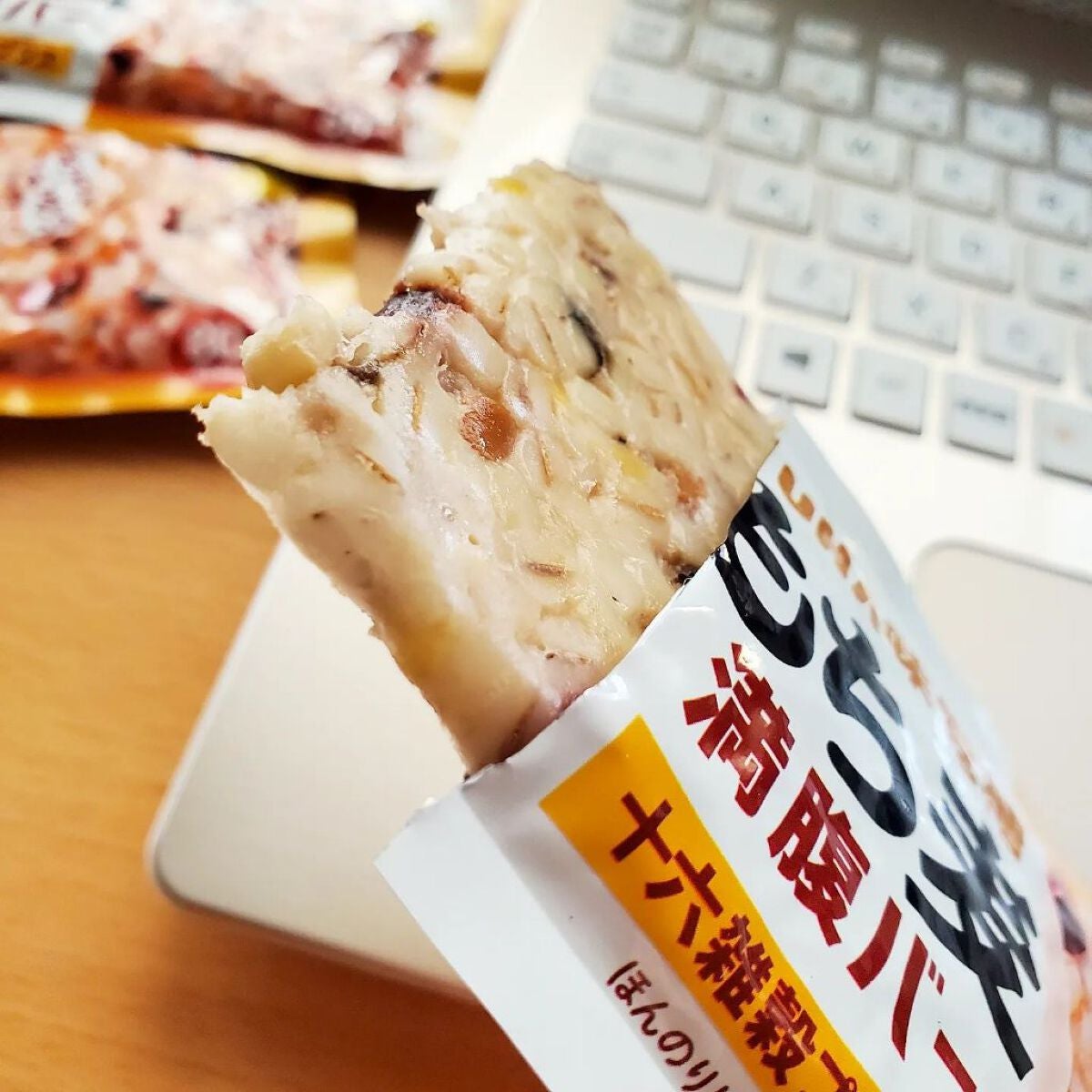 ぷにゃんこ主婦【フォロバ】 on LIPS 「UHA味覚糖/もち麦満腹バー十六雑穀プラス白米を使用せず、もち..」(3枚目)