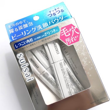 suisai様よりいただきました

重曹とクエン酸が水に触れることで発泡し、毛穴より小さいミクロ炭酸*泡が躍るように動くピーリング洗顔パウダー。泡切れもよく洗い上がりはつっぱり感もなくなめらかでつるつる