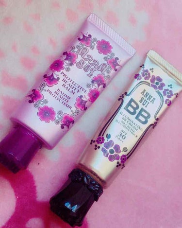 ANNA SUIの下地・ﾌｧﾝﾃﾞｰｼｮﾝです(･ω･)

ANNA SUI ﾌﾟﾛﾃｸﾃｨﾌﾞﾋﾞｭｰﾃｨｰﾊﾞｰﾑ 01

こちらは下地とﾌｧﾝﾃﾞｰｼｮﾝ機能付き 
SPF50 PA＋＋＋＋
ｵｰ