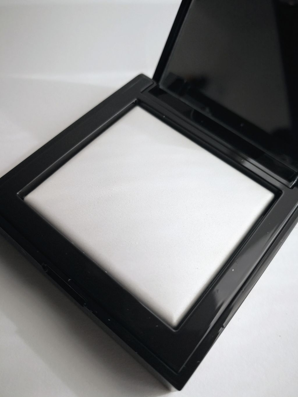 シークレット ブラーリング パウダー フォー アンダー アイズ/ローラ メルシエ/プレストパウダーを使ったクチコミ（2枚目）