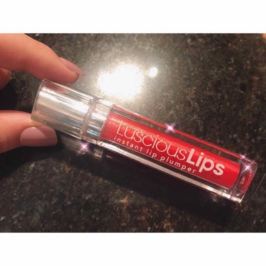 
✧Luscious Lips 
 #327 「showstopper」
レッド系 ゴールドパール入り
・
・
私はリップを塗らなくても口紅つけてるの？っとよく言われますが、これはしっかり発色するうえに