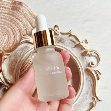 ＼自宅でできる！研磨剤フリーのホワイトニング🦷／
　
　
　
　
MiiS

ホワイティエッセンス

20ml / 4,620円(税込)
 
 
 

研磨剤フリーの歯を削らない
ホワイトニングエッセンス🦷✨
　
　
普段自分が使ってる歯磨き粉の上にたっぷり乗せて
そのままいつも通り歯磨きするだけ！

1番一般的な使い方は上に書いた通りなんだけど、
このエッセンスだけの使用でもいいし、普通の歯磨き
が終わった後にこれを使って再度磨いても良いみたい！
　
　
ポイントはたっぷり使用すること🙌🏻
(スポイトで吸った分全部が目安！)
と、1日2回以上使用すること！
　
　
これを使うと口の中がさっぱりしたし、
歯もツルツルになって、いつもより綺麗に
磨けてる感じがした！

さわやかなアップルミントの香りだから使いやすく
嫌になることなく使い続けられたのが良かった🙆🏻‍♀️
　

✼••┈┈┈┈••✼••┈┈┈┈••✼••┈┈┈┈••✼
　
　
オリジナル清掃成分F-メタリックポリリン酸
(三リン酸5Na＋リンゴ酸)が、歯の汚れを落として
本来の白さへ導いてくれるみたい！
　

しっかりとブラッシングすることで、
口臭・虫歯予防にもなるんだって🌟
　
　
　
●いつまでも自然な白い歯を保ちたい方
●コーヒーや喫煙によりステインが付きやすい方
●歯垢が付きやすい方
●口臭が気になる方
●ホワイトニングサロンに通っていて、
　歯の白さをキープしたい方
●ホワイトニングサロンに通う時間がない方
●安くホワイトニングを続けたい方
　
にオススメ！

今まではネットでしか買えなかったけど、今は
ロフトで購入できるからぜひ使ってみてね🦷🤍
　
※取扱商品には変動があるから、
　事前に直接店舗に問い合わせしてみて！

　
　

#Pamun #MiiS #ミーズ #ホワイティエッセンス #歯の美容液 #オーラル美容 #オーラルケア #ホワイトニング #ホームケア #口臭ケア #歯の黄ばみ #歯石除去 #歯のホワイトニング #白い歯 #セルフホワイトニング #歯磨き粉 #デンタルケア #ホームホワイトニング #🦷 #美容好きな人と繋がりたい #美容垢 #美容垢さんフォロバします #美意識向上委員会 #美意識高い人と繋がりたい #美意識向上 #アラサー美容 #衝動買いコスメ の画像 その1