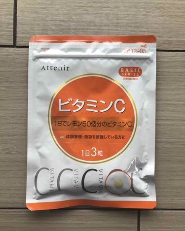 アテニア ビタミンC 

＜商品特長＞
ビタミンCの働きを「藤茶ポリフェノール」がサポート。
透明感のある元気な毎日に。
透明感あふれる美しや、ヘルシーな生活を送るために不可欠な「ビタミンC」。
体内で