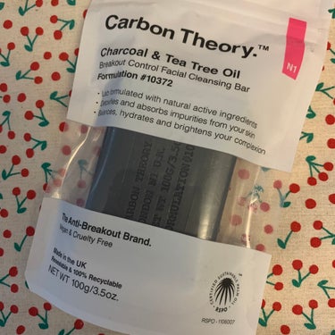 Carbon theory の石鹸です。



🖤洗浄力
普通。
サラッとした洗い上がり。

🖤ニキビ
春夏は特にニキビ予防になるかなと思う。さっぱりするけど肌がキュッキュするほどではないから気温が20