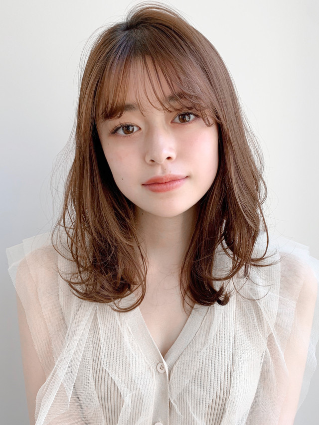 ミディアムヘアの女性