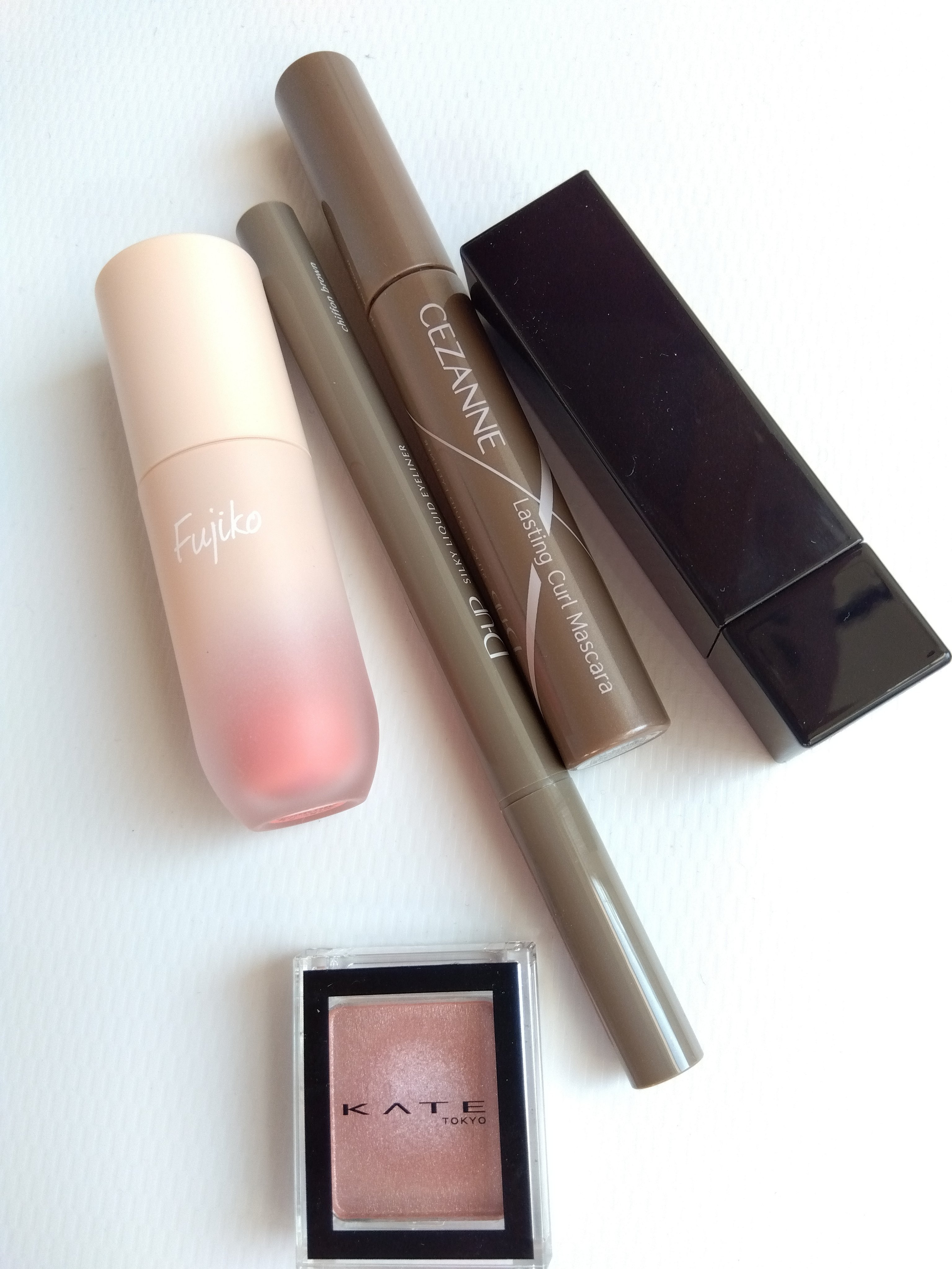 本日のメイクお品

Fujiko⽔彩チーク02マイラブリーピンク

KATEリップモンスターピンクバナナ

ザ アイカラー066ロゼピンク

ピンク寄りでも　可愛すぎずに　使用出来るお品達です
ありがたや　ありがたや

CEZANNE耐久カ