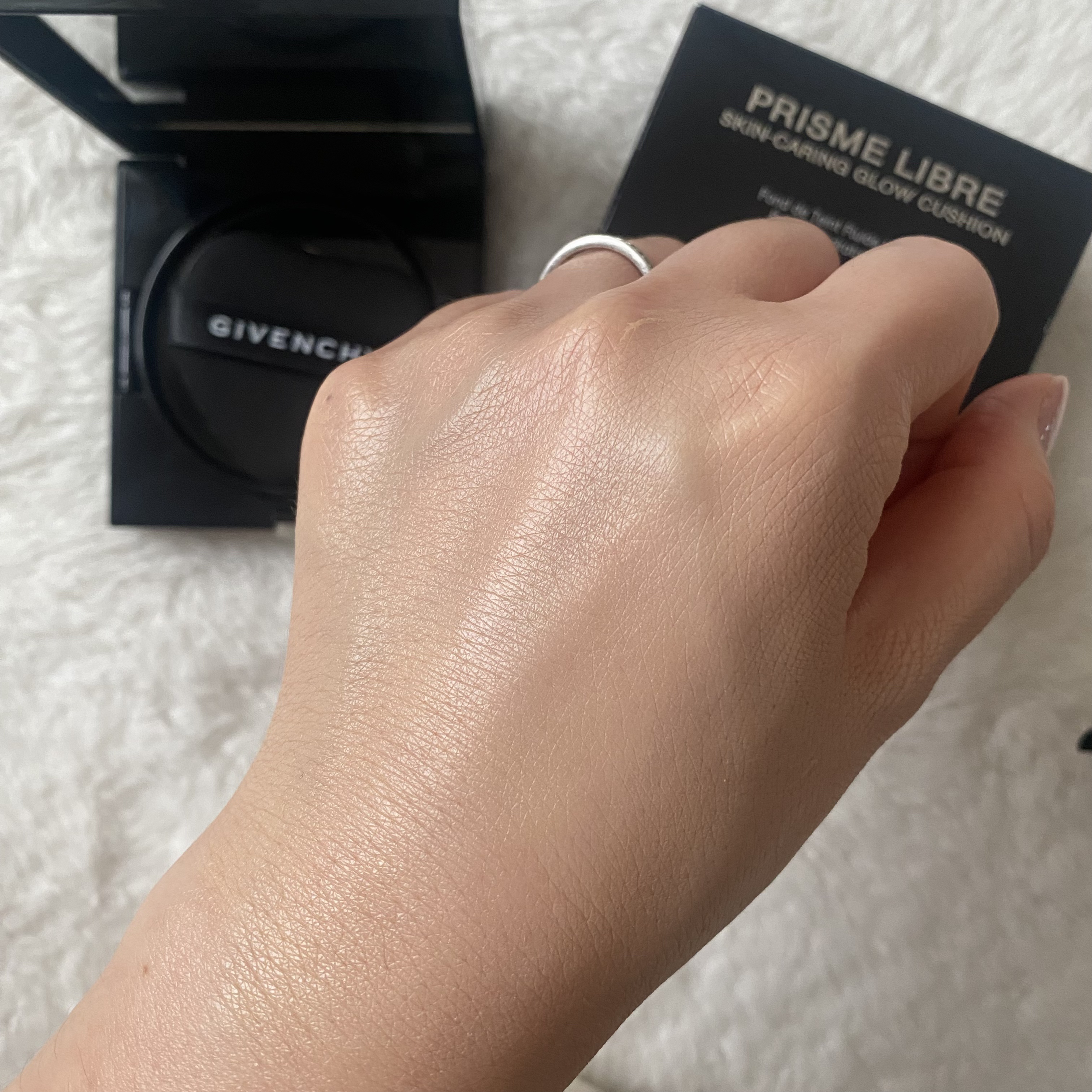 プリズム・リーブル・スキンケアリング・グロウ・クッション 1-W105	/GIVENCHY/クッションファンデーションを使ったクチコミ（3枚目）