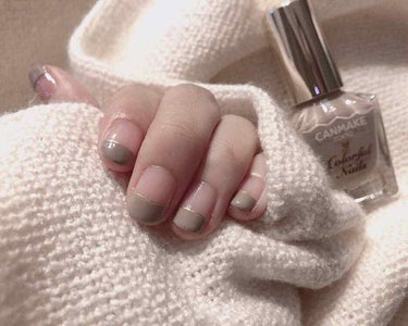 ⋆͛*͛ ͙͛プチプラネイル💅🏼指先までオシャレに⋆͛*͛ ͙͛

商品名▼
CANMAKE カラフルネイルズ N16ココア

値段▼
360円(税別)

塗り重ねた回数▼
3回

ココアって名前からして可愛い…🤦‍♀️
商品の説明として(公式サイト参照)
"肌なじみのいいグレーがかったベージュ"

数年前までこういう色があまり好きじゃなくて…つい最近好きなったばかりのベージュの新参者。皆様これからよろしゅうおたのもーします。

ってのは置いといて、
私が好きになった理由として

•大人っぽい！
•オシャレ上級者になれた感！

たったのこの2つ。
私がすると背伸びしたお子ちゃま感あるけど、個人的に満足してますこのセルフネイル🥰

大人っぽいヌーディーな色味で、
全面塗って簡単に終わらすんじゃなくて少し手間をかけてダイソーのネイルシールの金色を足して、、、
うふふ、ちょっとは雰囲気良さげじゃないの？🥰🥰

この塗り方はボルドーとかとよくやるんだけど、これはこれでありね。
今度は全面塗りでどうポイント入れるか、考えるのが楽しい。

CANMAKEネイルのいい所は

•乾くのが早い
•色味が豊富

本当に乾くのが早い。
ライトとか使わずとも早く乾くから大好き。
しかも色味が本当に豊富。
ベージュっぽい色味だけでも沢山ある。
選ぶのに時間かかりました…( ˊᵕˋ ;)💦
がっつりベージュ！！ってより控えめな色味で試そうと思ってN16にしたけど他にも種類あるので探してみてください🤓

CANMAKEコーナーは見てるだけで楽しめるから時間とお金が足りない( ˊᵕˋ ;)


◈セルフネイルの為多少ガタついてますが、気のせいだと思い、目をつぶって下さい、ほら見えなくなった

追記⸜🌷︎⸝‍
特にポイントも入れず塗るだけもめっちゃ良き◎大人っぽい手元になる。
私は小指だけ何か飾り付けてるけど無くても可愛い
ちなみに飲んでるのはレモネード的な、ビタミンめっさ取れますよォ！ってやつ すっぱい

4枚目の写真はネイルと色が似ているぬいぐるみのゴン太です。仲良くしてね(？)

#CANMAKE #ネイル #指先 #リピート 
#ダイソー #ネイルシール #おしゃれ #オシャレ 
#プチプラ #カラフルネイルズの画像 その1