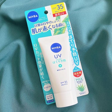 ニベアUV 
薬用エッセンス【医薬部外品】
80g 

新しく発売された"日々の紫外線により肌が赤くなる前に使う日焼け止め"💫
今までにない発想で驚きました☺️♡

-------------------------------------------
✔︎ 植物由来の消炎剤(有効成分:グリチルリチン酸ジカリウム)配合で、日やけ後のほてりを防ぐ、薬用の日焼け止め

✔︎SPF35／PA+++
主に短時間で肌の赤みを引き起こすUV-Bも、ハリ・弾力低下の原因となるUV-Aも防ぎます。

✔︎紫外線などにより乾燥しがちな肌のために、保湿成分としてアロエ保水成分*1 を配合。

*1 アロエエキス-2、異性化糖、PG
-------------------------------------------

なめらかなテクスチャーで、伸びがとても良い👌🏻
また、ひんやり感のある使用感なので、日焼け後にも良さそう❄️

ベタつかずサラっとした仕上がりで、ベースメイクとも相性が良いと感じました💓
ニベアということもあり、ボディケア品並みの保湿力があるそう💎
スキンケア感覚で使えるのも気に入っています🌸

日焼けをする前に塗っておくことで日やけを防いでくれるそう🌈
日焼けだけでなく雪焼けにも使えるアイテムなので、寒い地域の方には特にオススメ🤍
また消炎剤（有効成分）配合で、日やけ・雪やけ後のほてりを防ぐ、薬用UV

SPF35／PA+++なので、日常使いしやすそう🌿

爽やかなフローラルハーブの香りは、性別・世代問わず使いやすいと思います🥰

ニベア花王様よりご提供いただきました💐
ありがとうございます🙇🏻‍♀️

#ニベア#ニベアUV#薬用エッセンス#日焼け止め#サンエッセンス#ほてり#スキンケア#PRの画像 その0