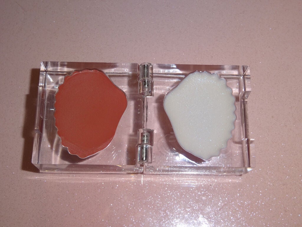 オレンジパフューム on LIPS 「Q10で購入した、初めてお目にかかった貝殻型のチーク🐚こちらの..」(3枚目)