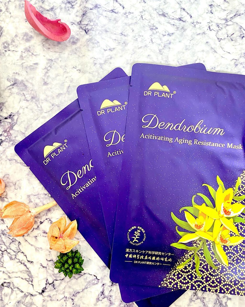 .
セッコク蘭マスク
試してみたよ〜☺️

高山漢植物を使用したスキンケアシリーズを展開している @drplant_official_online

シートがすごくなめらかでまるで湯葉みたいな感じ🥺ྀིྀི
美容液の量がすごくてひたひた�