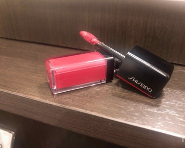 SHISEIDO
ラッカーインクリップシャイン

グロス？タイプの口紅でチップの形も塗りやすい！

大人っぽメイクができる口紅です！
マットとかではないし、どちらかというとさらさらしてるから、塗りやすい