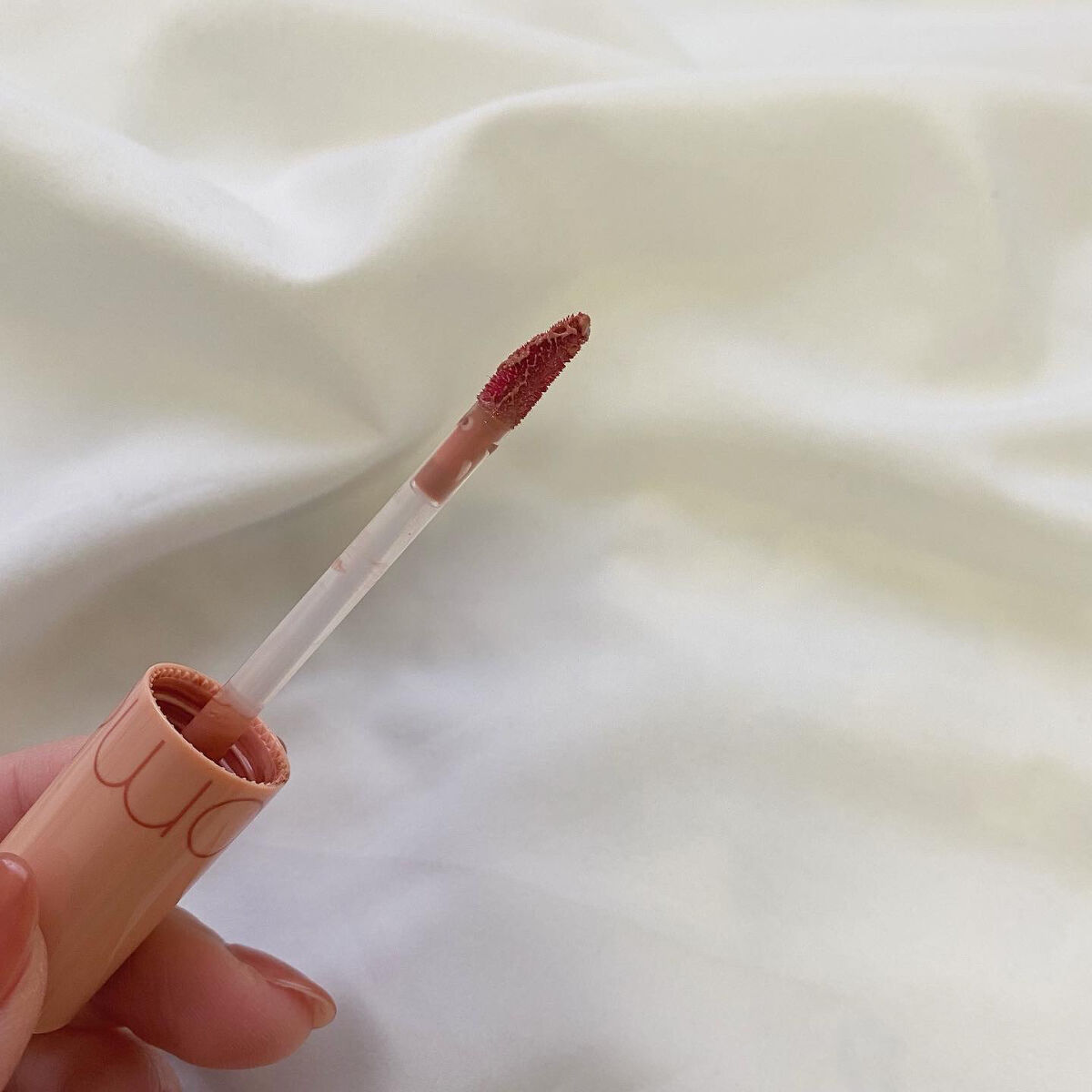 ジューシーラスティングティント/rom&nd/リップティントを使ったクチコミ（2枚目）