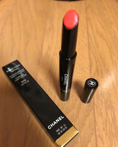 CHANELのルージュです💄✨
こちらのルージュはスティックタイプってゆうとこに惹かれました💕

私は11色ある中でオレンジ系の204番アルティクルという色を購入しました！
塗ってみると、ほんとにひと塗