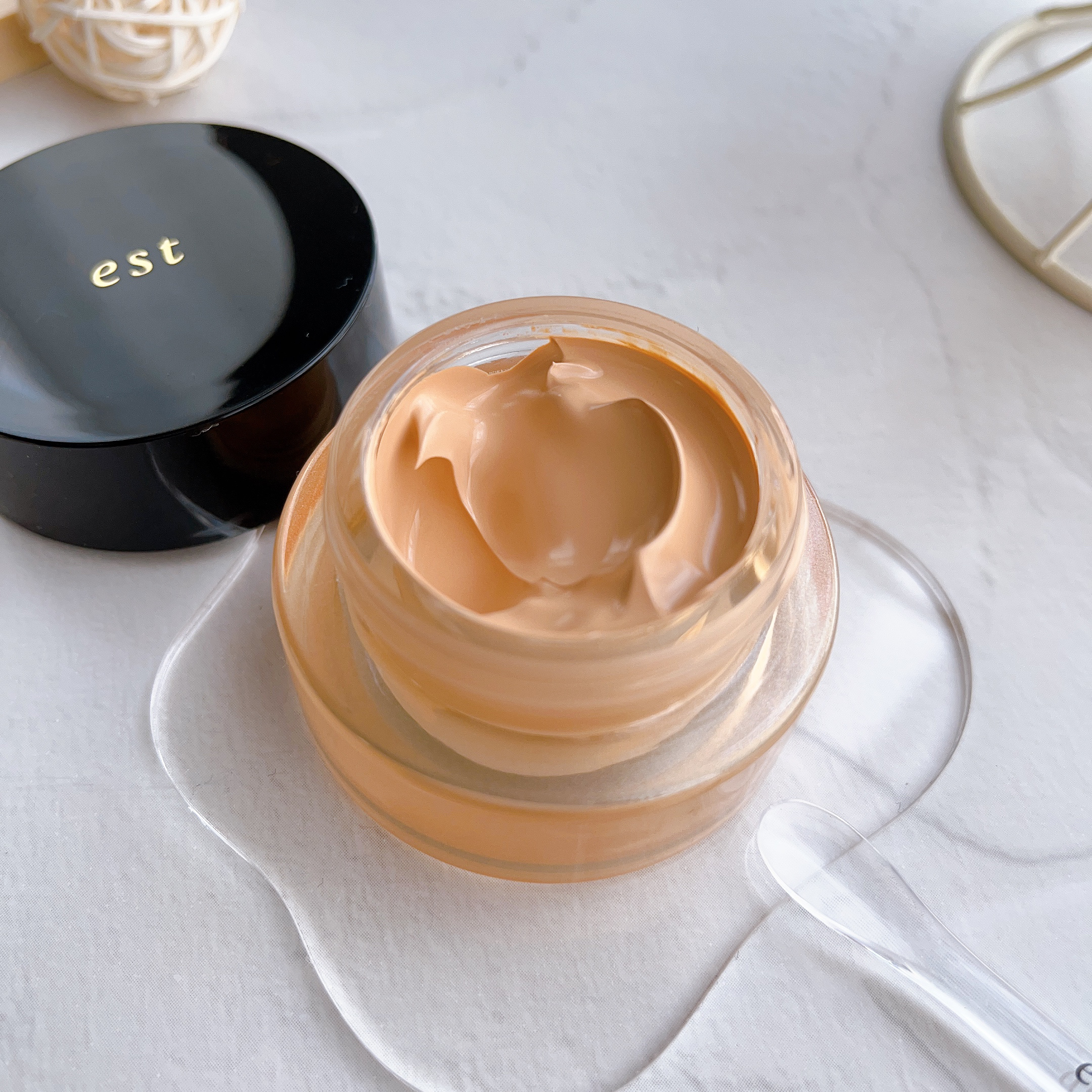 エスト フローレス コンシーリング クリームファンデーション OC202 オークル/est/クリーム・エマルジョンファンデーションを使ったクチコミ（2枚目）