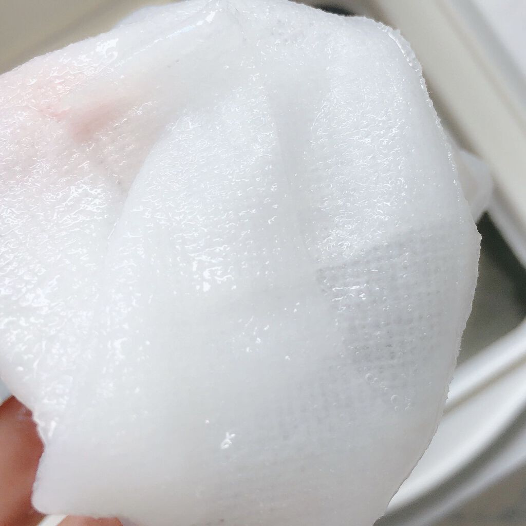 yonna1818♡フォロバ♡のクチコミ「みずみずしい美容液がたっぷり含まれています。肌あたりが優しいシートで、切り込みがしっかり入って.....」（3枚目）