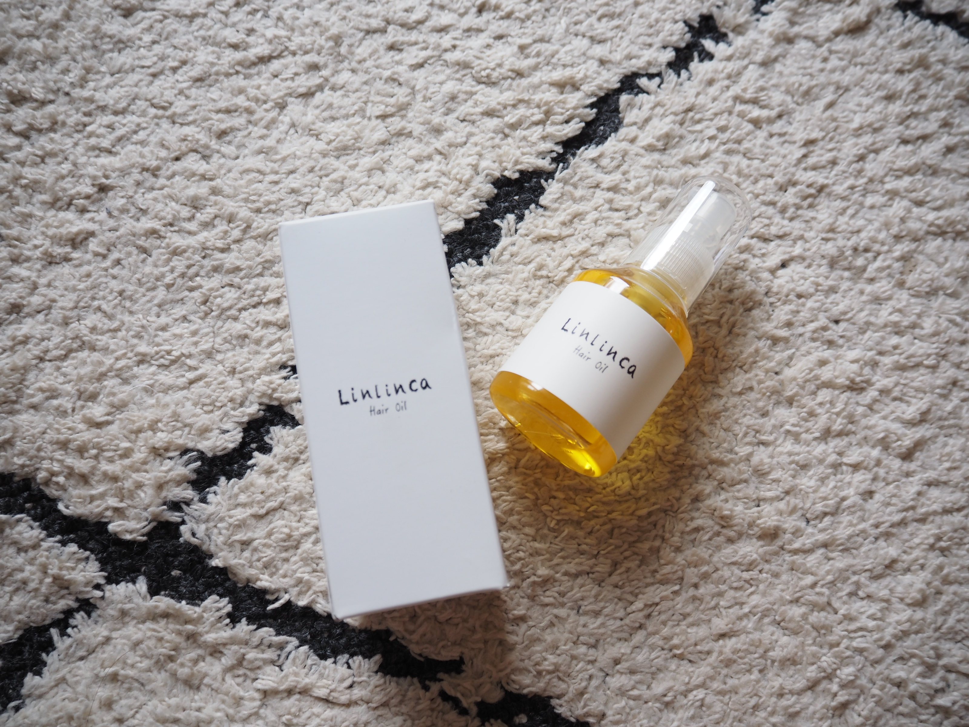 ヘアメイクさんもおすすめしていたリンリンカ ヘアオイル。

コメヌカ油やホホバ種子油などが配合された天然由来オイルです。

サラッとしたテクスチャーなので、べたつかないでまとまる髪に。
自然なツヤも出るのがお気に入りポイント。

のびがよい