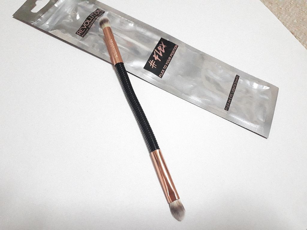 Flex 04 Eye Light and Shade Brush/MAKEUP REVOLUTION/メイクブラシを使ったクチコミ(4枚目)