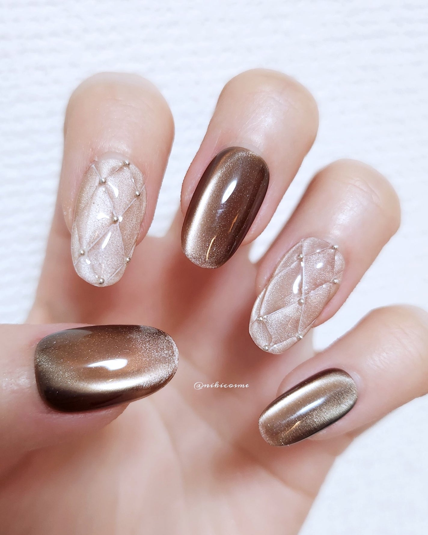 niki🫧🧊@トレンド×上品めメイク on LIPS 「𝙼𝚘𝚍𝚊3D水光ネイルキルティングベージュブラウンマグネットオ..」(4枚目)