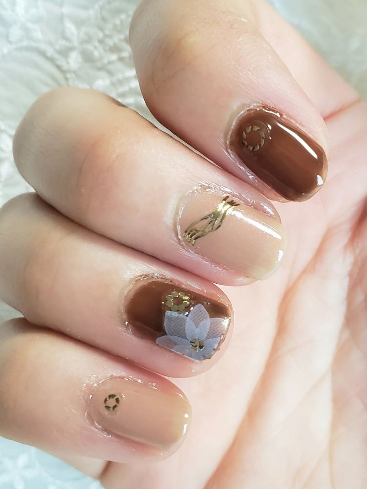 土木系おねいさん on LIPS 「今日のネイル💅ベージュとブラウンをメインに、白い花のシールでナ..」(3枚目)