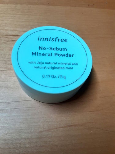 innisfreeのパウダーです！！
乾燥肌の人にはあまり向いてないです！
すごくさらさらになって白くなります！
べたべたしたり汗ばんでいる前髪にも使えます！
色が何種類かあるので買う方は効果を見て買う