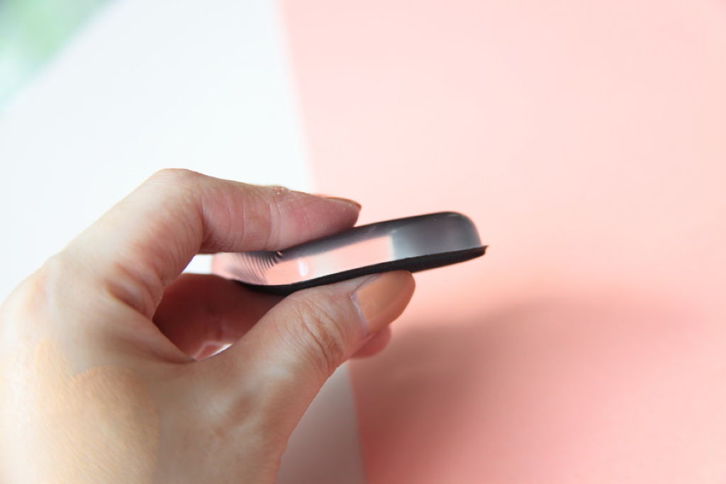 デュアルサイド シリコン ブレンダー/bareMinerals/パフ・スポンジを使ったクチコミ(3枚目)