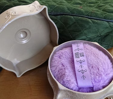 ANNA SUI ルース フェイス パウダー Nのクチコミ「お粉です

よ～～～くはらって
調節してからはたかないと
大変なことになります😨

肌が白くな.....」（2枚目）