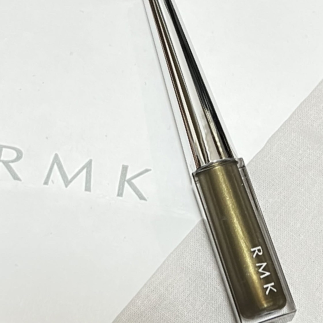 インジーニアス リクイドアイライナー EX 05 カーキゴールド/RMK/リキッドアイライナーを使ったクチコミ（1枚目）