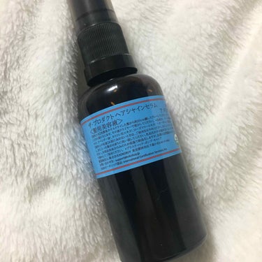 みんな大好きproduct 
の髪用美容液(オーガニック)です！

50ml/2000¥
ヘアワックスだったら、誰しもが一度は使ったことがあるのではないでしょうか、、、、

こちらはお風呂上がりの濡れた髪をタオルドライしてから使ってドライヤーで乾かします！


🤚🏻感想
ミストタイプで、髪になじませてる時にあれ〜足りないかなって思うくらい濡れた髪では使用感がないですが、乾かしていく間にこれ付けすぎたなって思うくらい威力強いです🙄♥️

私はミディアムで髪質は、太くて硬くて量が多く広がりやすいですが、こちら使用後は髪も柔らかくまとまってくれます！
サイズは小さいですがコスパ👍👍
3プッシュか4プッシュで十分です！

ただワックスと同じ香りを想像していましたが、ラベンダーの香りでいい匂いなんですが、揃えてくれたらなおよかったので星4つです、、

Amazonで1600円程度で購入しました！
通販の方が安いです🦋
N.のオイルいいな〜少し高いな〜って思ってる方これもいいですよ〜！の画像 その1