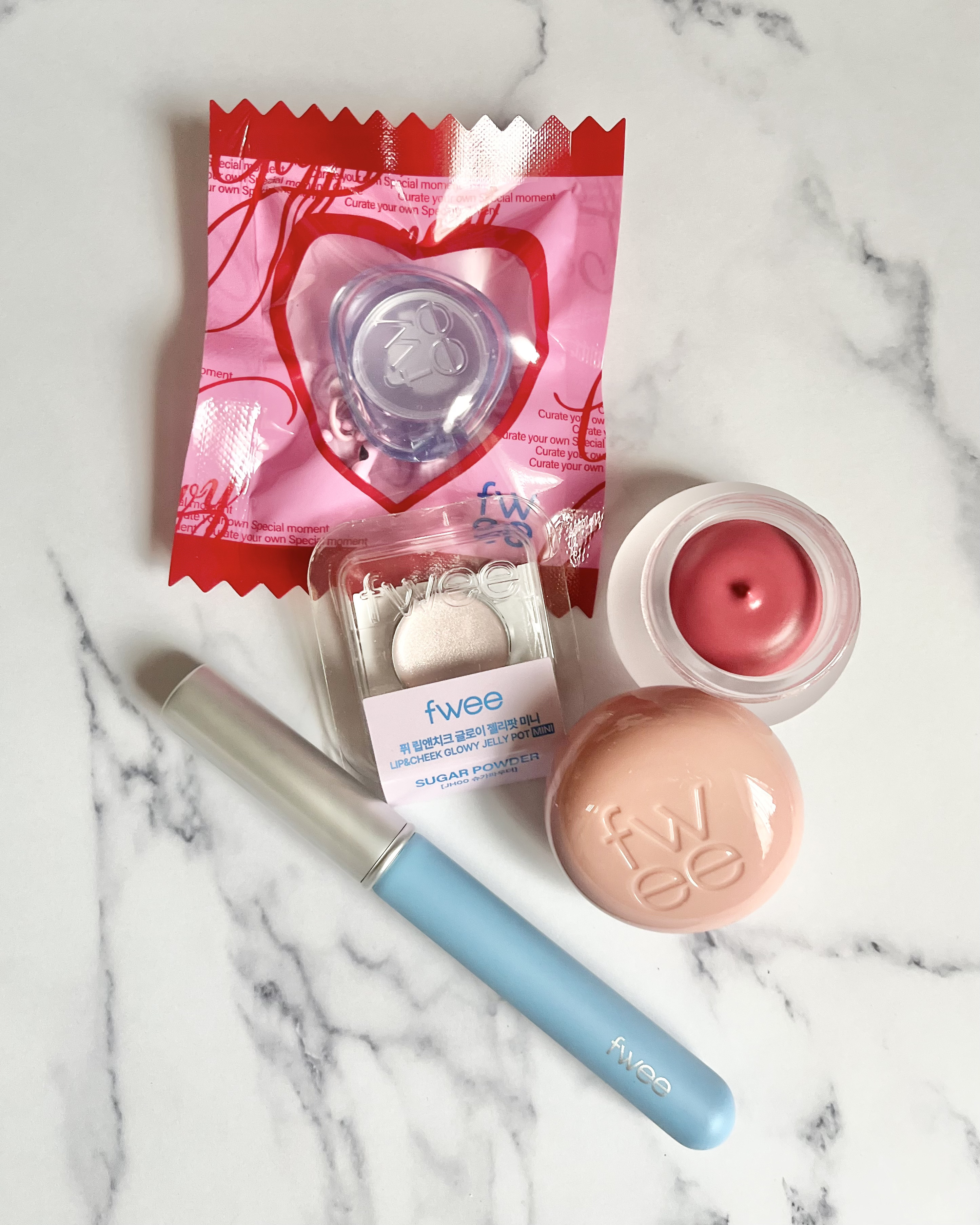 フィー フィンガーライク リップブラシ/fwee/メイクブラシを使ったクチコミ（1枚目）