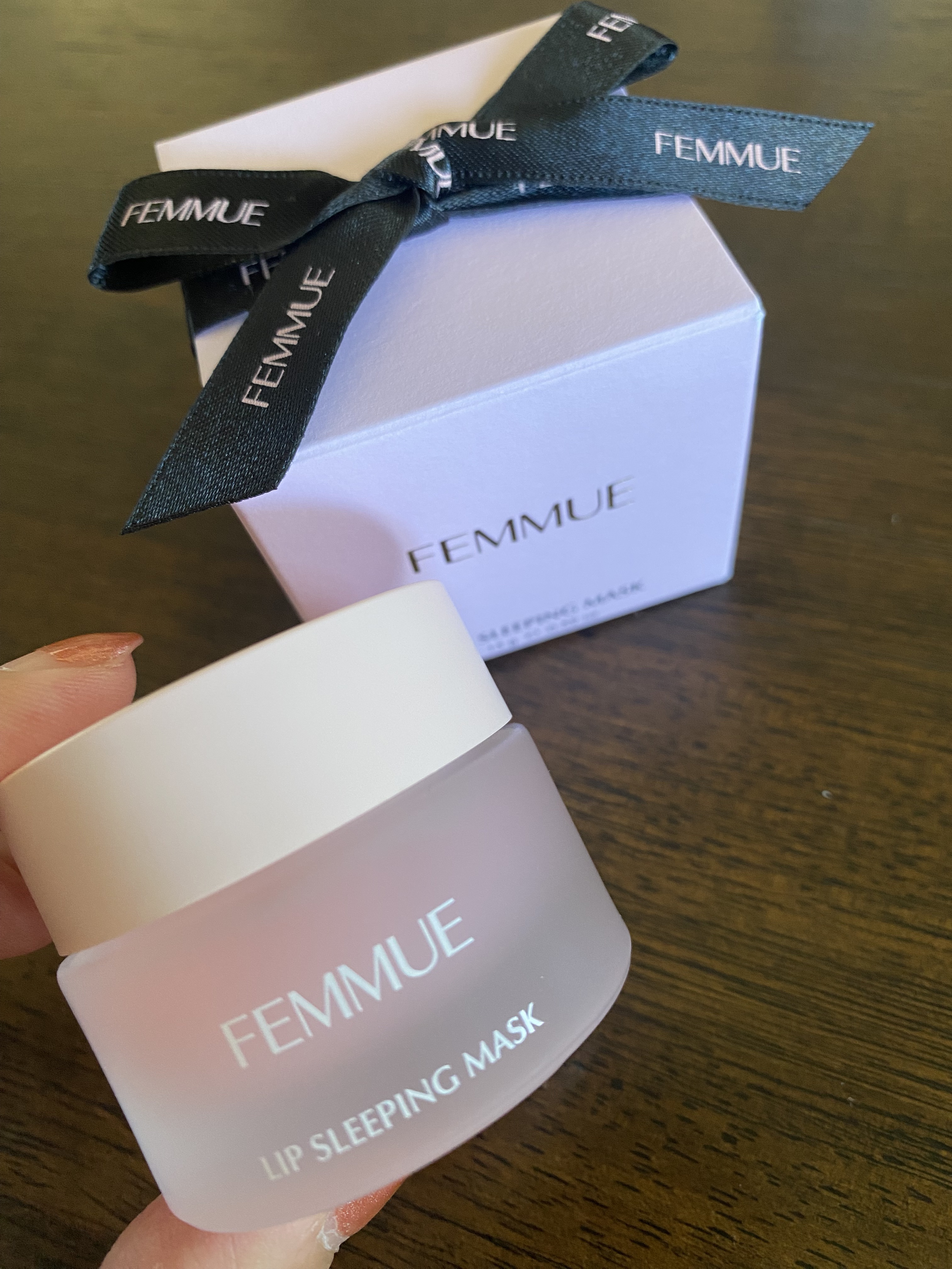 リップマスク初めて使います💓
リップぷるぷるになります🥹💓乾燥しちゃって荒れそうな予感の時はラップパックするとなおよし🎀
普段はキャンメイクのスクラブを寝る前に使ってるんだけど、ファミュと交互に使おうと思う✨

おすすめ🥹💓💓