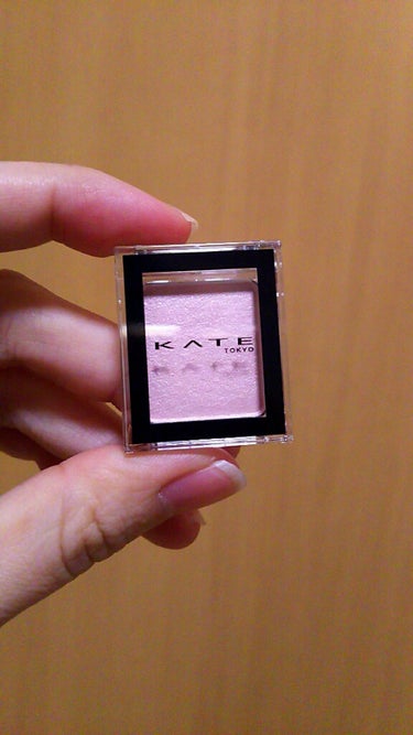 KATE
ザ アイカラー  041

¥650(税抜き)


ピンク系の細かいラメ、白っぽい色だしです。

塗ったらピンク感があまりない。


けど、今までのKATEのアイシャドウってどこか
粉っぽくて