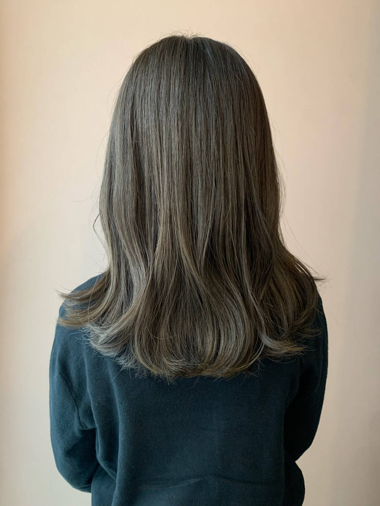 「黒系ヘアカラーは透明感が魅力♡おすすめ市販カラー剤や黒染めしないで黒くする方法を紹介」の画像（#561672）