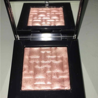 ＜bobbi brown ハイライティングパウダー＞

色味はtawny growです。

ピンクベージュのハイライトで、ツヤッツヤですがこんなにツヤツヤなのに塗るとそこまでギラギラした感じもなくとって