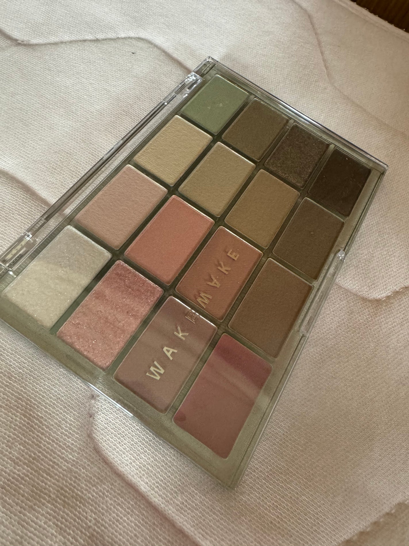 ソフトブラーリングアイパレット/wakemake/アイシャドウパレットを使ったクチコミ(1枚目)